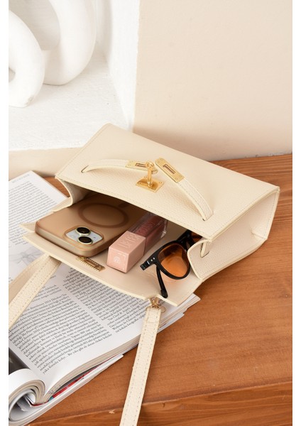 Lüks Kilit Detaylı Çapraz Askılı El ve Omuz Çantası modelleri