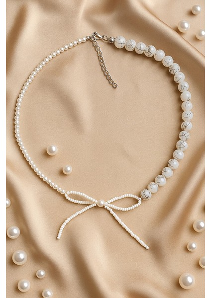 Zarif Tasarım Beyaz Inci Boncuklu Fiyonk Detaylı Kolye – El Yapımı Ayarlanabilir fiyatları