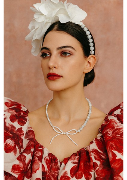 Zarif Tasarım Beyaz Inci Boncuklu Fiyonk Detaylı Kolye – El Yapımı Ayarlanabilir modelleri