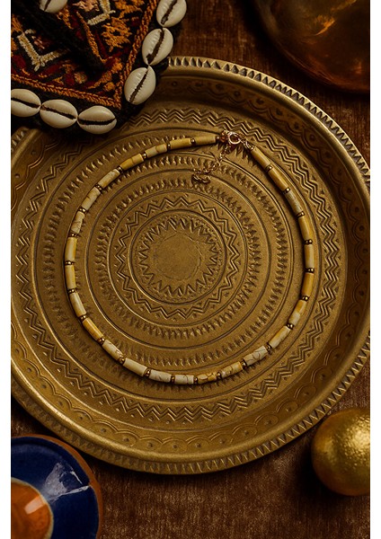 Desenli Silindir ve Boncuklu Kolye – Krem & Bej Tonları (El Yapımı) modelleri