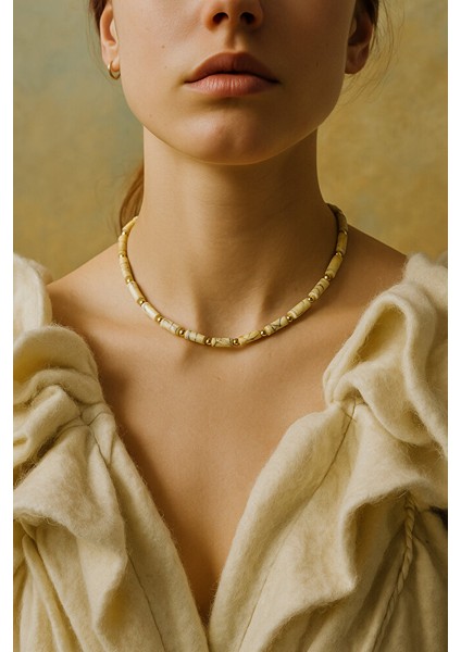 Desenli Silindir ve Boncuklu Kolye – Krem & Bej Tonları (El Yapımı) fırsatları