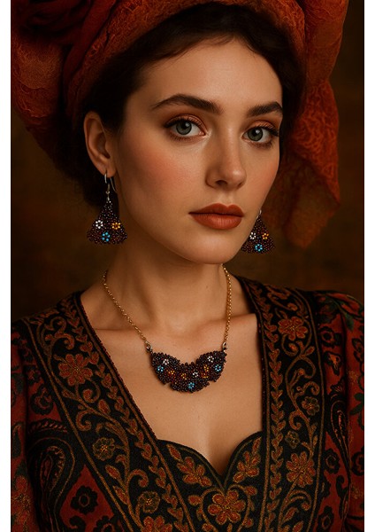 Üçgen Motifli Boncuk Kolye ve Küpe Takımı – Çiçek Detaylı, Kararmaz