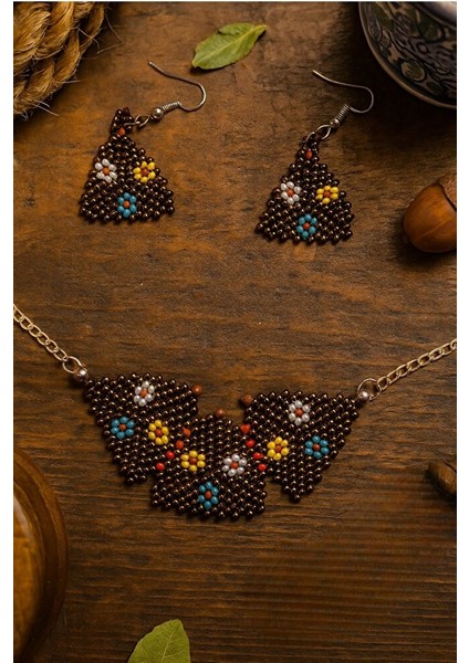 Üçgen Motifli Boncuk Kolye ve Küpe Takımı – Çiçek Detaylı, Kararmaz fiyatları