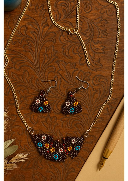 Üçgen Motifli Boncuk Kolye ve Küpe Takımı – Çiçek Detaylı, Kararmaz fırsatları