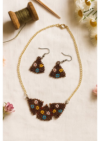 Üçgen Motifli Boncuk Kolye ve Küpe Takımı – Çiçek Detaylı, Kararmaz indirimleri