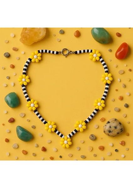 Sarı Çiçek Detaylı Siyah Beyaz Boncuklu El Yapımı Kolye