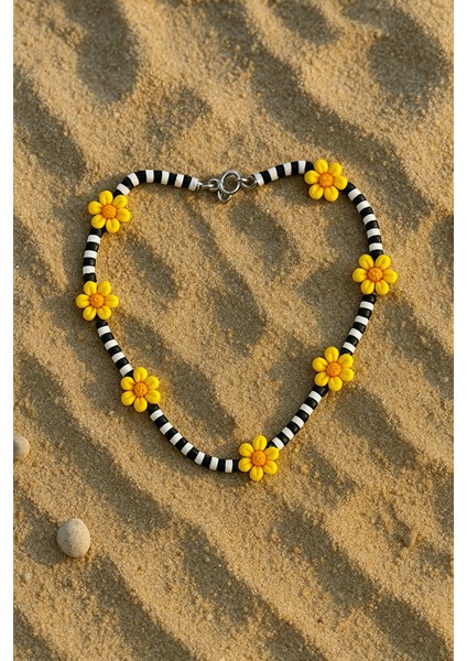 Sarı Çiçek Detaylı Siyah Beyaz Boncuklu El Yapımı Kolye modelleri