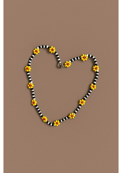 Sarı Çiçek Detaylı Siyah Beyaz Boncuklu El Yapımı Kolye fırsatları