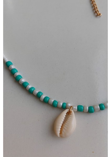 Doğal Deniz Kabuğu Detaylı El Yapımı Boncuklu Choker Kolye – Turkuaz & Beyaz modelleri