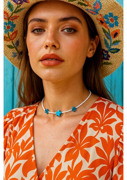 El Yapımı Beyaz Boncuklu Turkuaz Yıldız ve Çiçek Detaylı Kolye