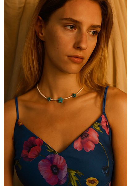 El Yapımı Beyaz Boncuklu Turkuaz Yıldız ve Çiçek Detaylı Kolye