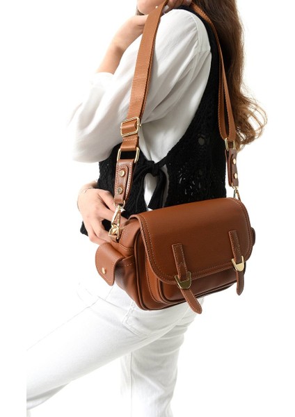 , Toka Aksesuar Detaylı,kapaklı,çok Gözlü,kadın Çapraz Çantası