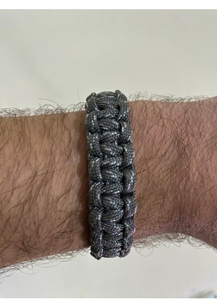 Gri Üstü Beyaz Noktalı Paracord Bileklik fırsatları