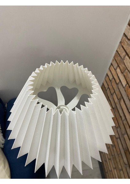 Beyaz Pileli Başlıklı Metal Gövdeli Modern Lambader Kalp Detay Oturma Odası Salon Aydınlatma fiyatları