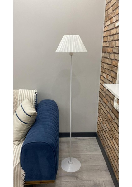 Beyaz Pileli Başlıklı Metal Gövdeli Modern Lambader Kalp Detay Oturma Odası Salon Aydınlatma modelleri