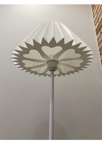 Beyaz Pileli Başlıklı Metal Gövdeli Modern Lambader Kalp Detay Oturma Odası Salon Aydınlatma fırsatları