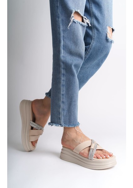 Ruby Düz Topuklu Taşlı Çapraz Şeritli Kalın ve Ortopedik Taban Kadın Terlik Ckt - Krem