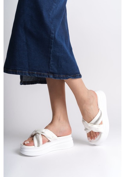 Clara Düz Topuklu Kurdele Desenli Taşlı Kalın ve Ortopedik Taban Kadın Terlik Cbt - Beyaz modelleri