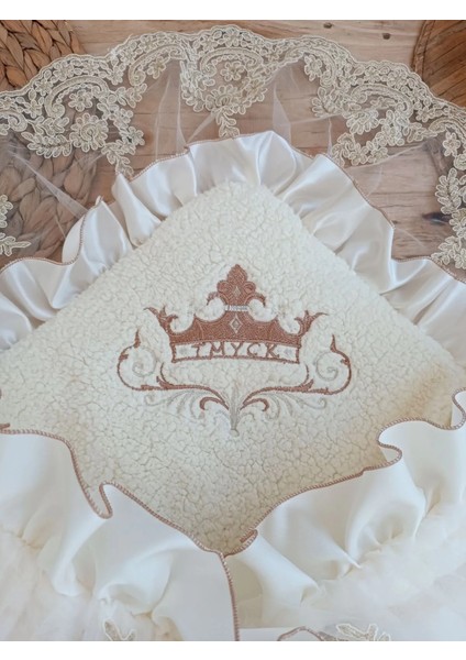 Yenidoğan Wool Yün Kumaş Taç Nakışlı Güpür Duvaklı Fiyonk Prizma Taş Unisex Kundak Bebek Battaniyesi Kahverengi