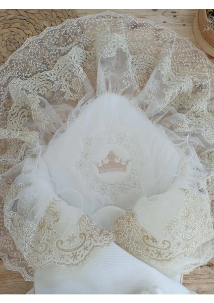 Yenidoğan Sahra Taç Nakışlı Plazma Taşlı Güpürlü Fiyonklu Duvaklı Trilüks Kundak Bebek Battaniyesi Sütlü Kahve modelleri