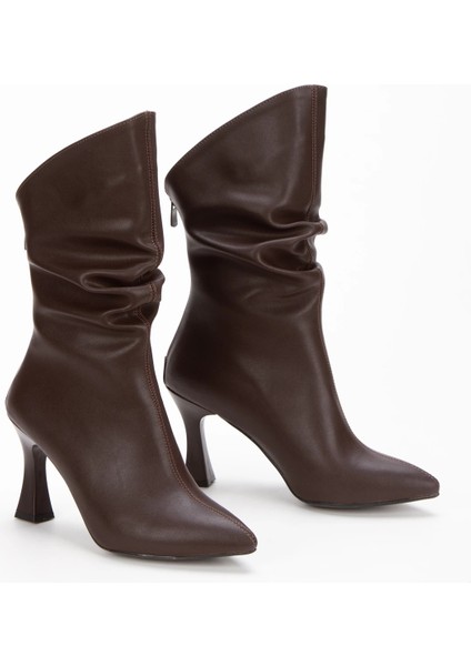 Kadın Kahverengi Özel Tasarım Ince Topuklu Büzgülü Fermuarlı Bot