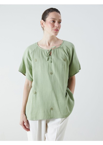 Yeni Sezon Bağlamalı Yaka Nakışlı Müslin Bluz