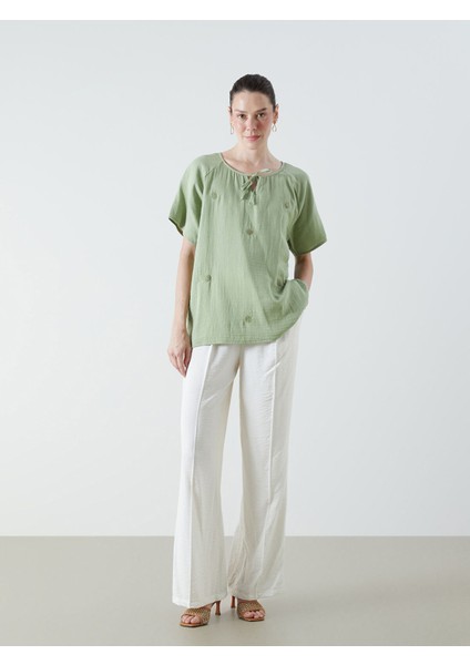 Yeni Sezon Bağlamalı Yaka Nakışlı Müslin Bluz fiyatları