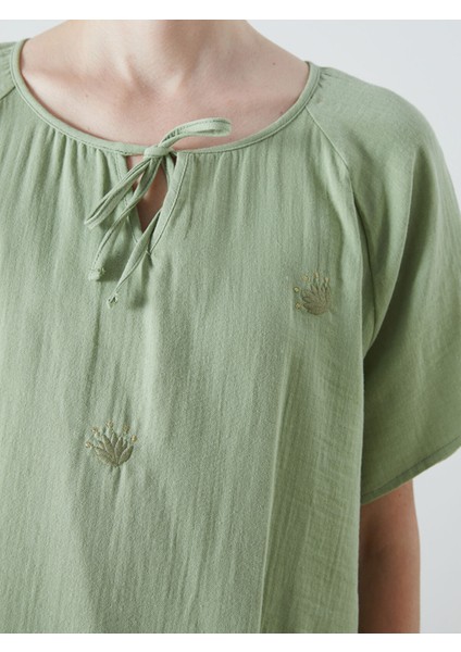 Yeni Sezon Bağlamalı Yaka Nakışlı Müslin Bluz modelleri