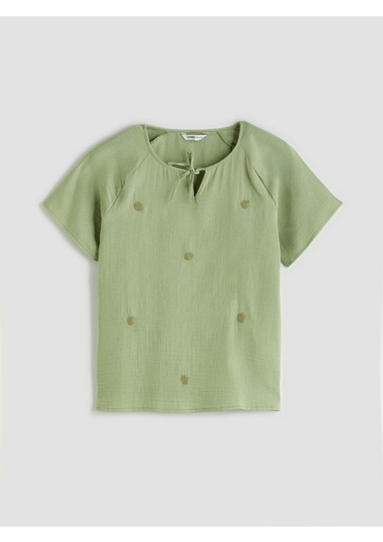 Yeni Sezon Bağlamalı Yaka Nakışlı Müslin Bluz indirimleri