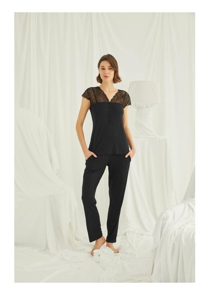 Monamise Yakası ve Omzu Dantelli Önü Düğmeli Pijama Takımı