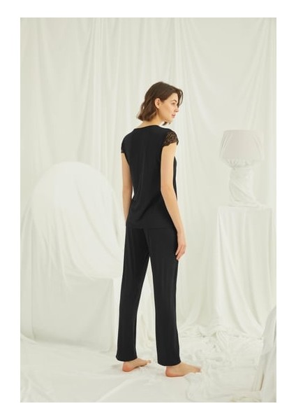 Monamise Yakası ve Omzu Dantelli Önü Düğmeli Pijama Takımı modelleri