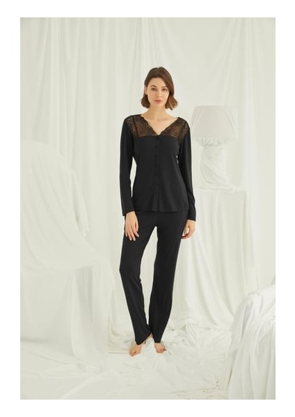 Monamise Yakası ve Omzu Dantelli Önü Düğmeli Pijama Takımı
