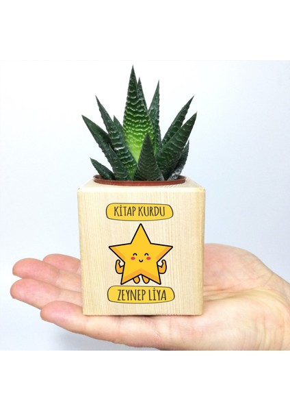Kişiye Özel Isim Kitap Kurdu Temalı Küp Saksı ve Haworthia Sukulent - “Yeşeren Duygular”Sevgiyle büyüyen küçük bir doğa hediyesi. Dayanıklı, bakımı kolay ve çok şık.