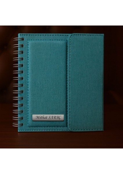 Kişiye Özel 2026 Tarihli Spiralli Mıknatıs Kilitli Turkuaz Ajanda ve Kalem Seti