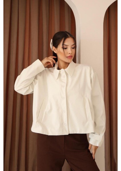 Kadın Beyaz Düğmeli Oversize Ceket – Şehirli Stil, Modern Dokunuş