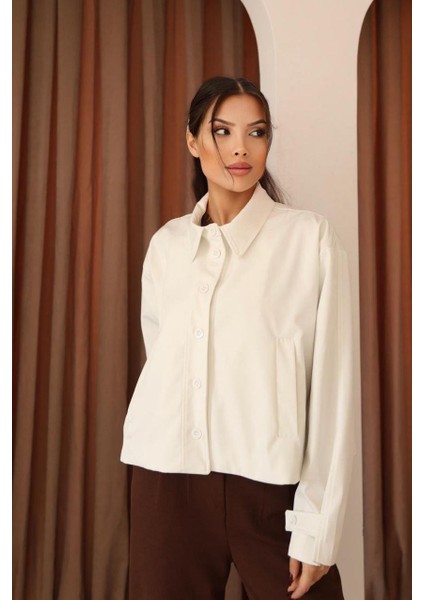 Kadın Beyaz Düğmeli Oversize Ceket – Şehirli Stil, Modern Dokunuş fırsatları