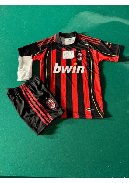 Milan Kaka 22 Numara 2007 Sezon Retro Futbol Çocuk Forması 4'lü Set Çorap + Bileklik Hediyeli fiyatları