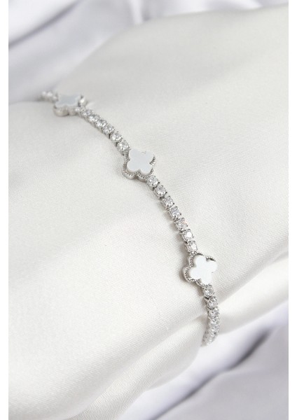 Pirinç Zirkon Taşlı Yonca Model Gümüş Renk Kadın Bileklik - TJ-BB7702