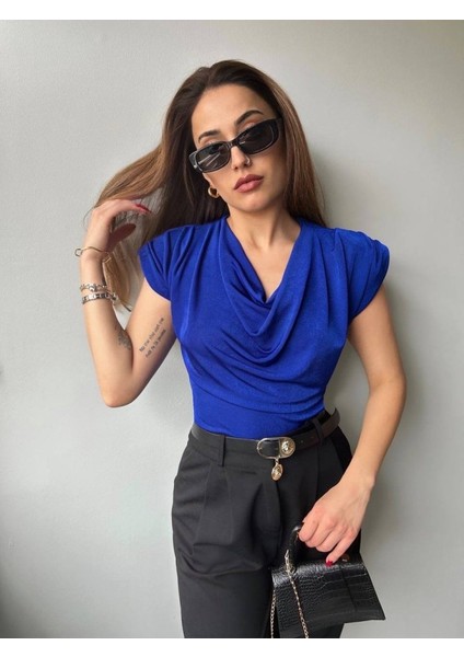 Kadın V Yaka Vatka Detay Kolsuz Dökümlü Bluz