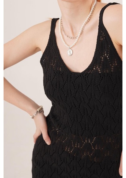 Ajurlu V Yaka Püskül Detaylı Siyah Elbise fırsatları