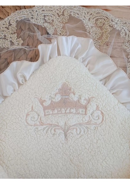 Yenidoğan Wool Yün Kumaş Taç Nakışlı Güpür Duvaklı Fiyonk Prizma Taş Unisex Kundak Bebek Battaniyesi Bej