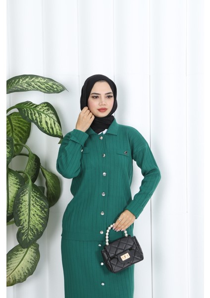 Düğme Detaylı Triko Etekli Takım fırsatları