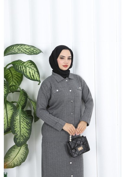 Düğme Detaylı Triko Etekli Takım fırsatları