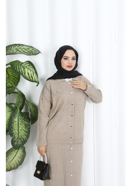 Düğme Detaylı Triko Etekli Takım fırsatları