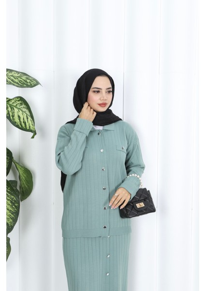 Düğme Detaylı Triko Etekli Takım fırsatları