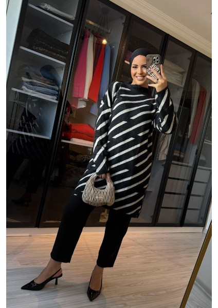 Kadın Siyah Çizgi Detaylı Sakallı Uzun Kazak fiyatları