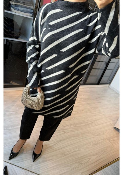 Kadın Siyah Çizgi Detaylı Sakallı Uzun Kazak fırsatları