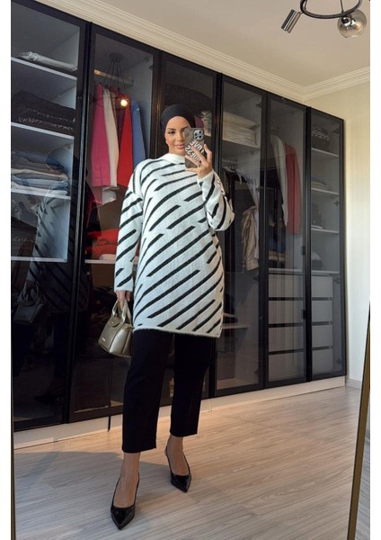 Kadın Beyaz Çizgi Detaylı Sakallı Uzun Kazak fiyatları