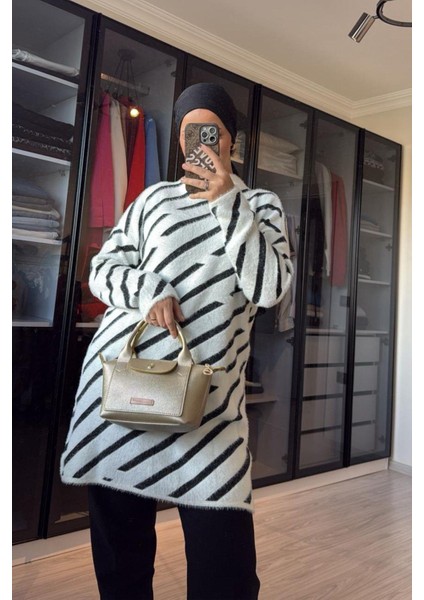 Kadın Beyaz Çizgi Detaylı Sakallı Uzun Kazak modelleri