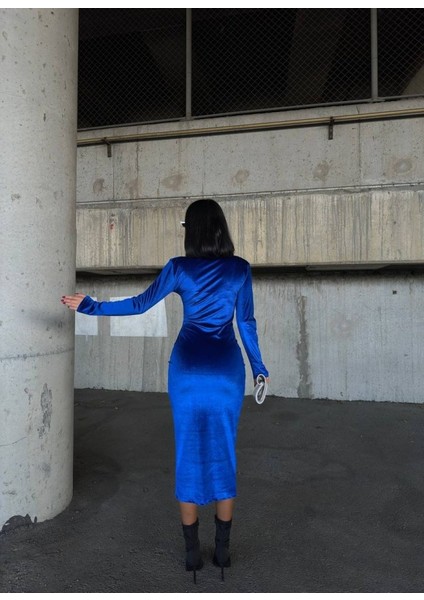 Kadın Uzun Kollu Yarım Balıkçı Yaka Büzgü Detay Kadife Kumaş Elbise